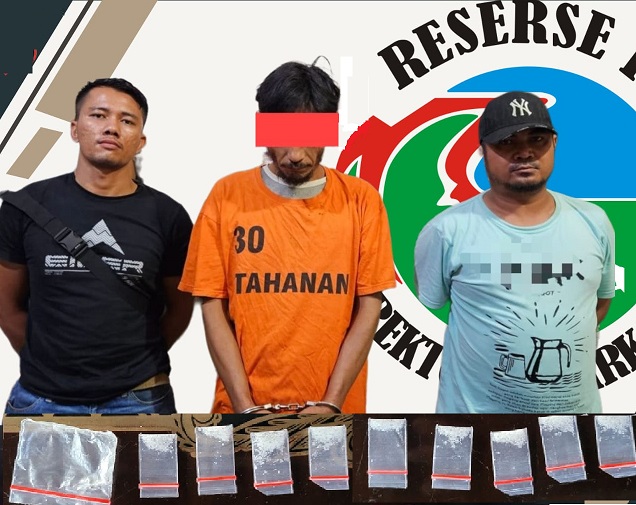 Tersangka dan barang bukti diapit Polisi