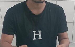 Tersangka pegang barang bukti