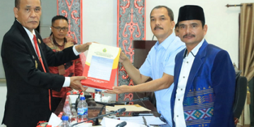 Wakil Bupati serahkan Nota Pengantar Atas Rancangan KUA-PPAS R APBD 2024 kepada pimpinan DPRD Samosir