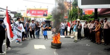 Aksi bakar ban di depan kantor Wali Kota