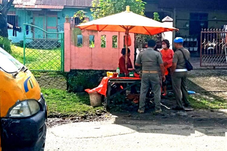 Salah satu pedagang daging non halal yanag diata personel Satpol PP