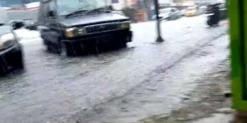 Banjir jalan Merdeka tak jauh dari  simpang Jalan Cokro.