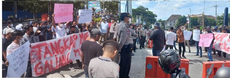 Demo di depan Mapolres Siantar dan DPRD Siantar