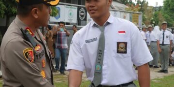 Kapolres menyalam siswa