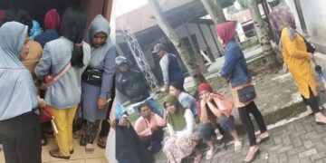 Kaum ibu di kantor Dinas Sosial P3A