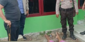 Korban di depan rumahnya