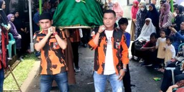 Mengusung jenazah dari ruimah duka
