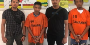 Kedua  tersangka berseragam oranye  dan barang bukti