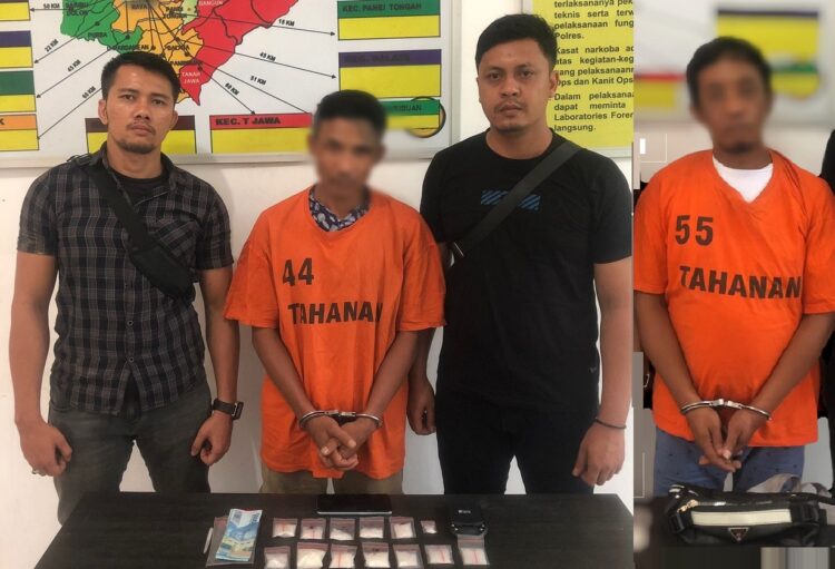 Kedua  tersangka berseragam oranye  dan barang bukti