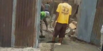 Pekerja banguanan di pintu masuk areal aset pemerintah