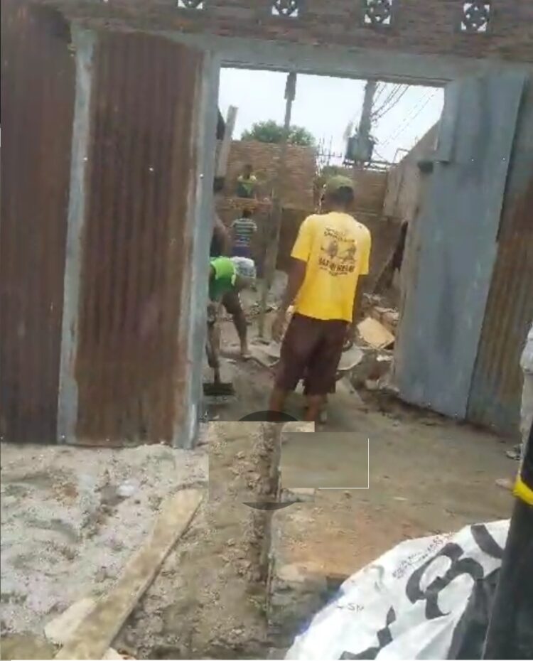 Pekerja banguanan di pintu masuk areal aset pemerintah