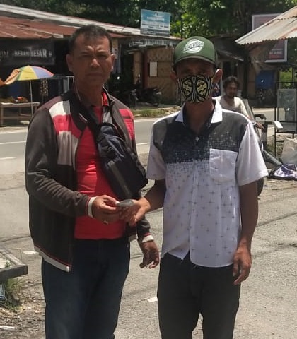 Pelaku berkemeja putih bersama personel Polsek Bangun