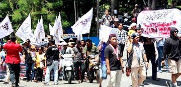 Pengunjukrasa mengusung keranda