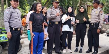 Personel Polisi bersama pelajar putri di Taman Bunga