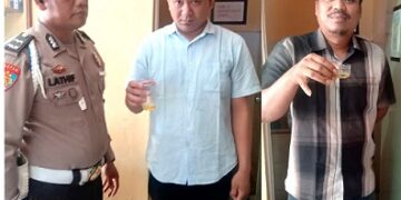 Personel perlihatkan urine masing-masing.