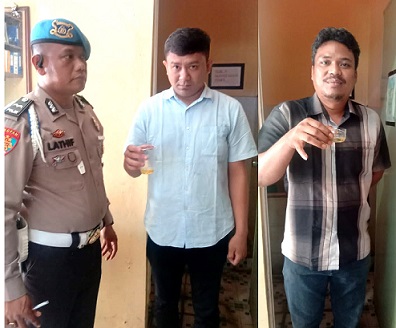 Personel perlihatkan urine masing-masing.