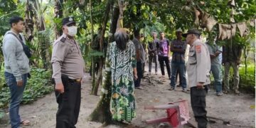 Polisi melakukan olahTKP