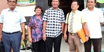 RE Siahaan dan ibu didampingi Penasehat Hukum dan rekan