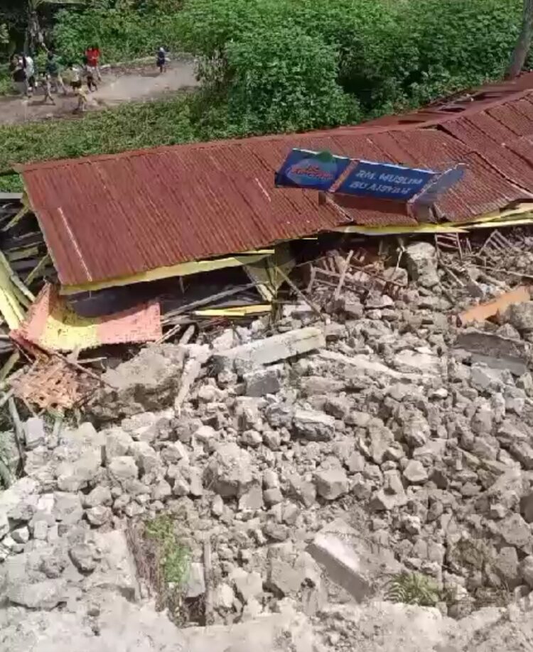 Rumah Makan yang ambruk ke dasar jurang