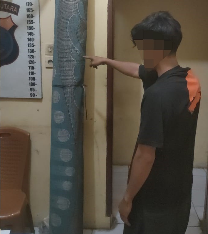 Salah seorang pelaku menunjuk barang hasil curian