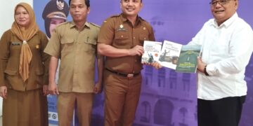 Dr Sarbudin Panjaitan serahkan buku kepada Kepala Perpustkaan
