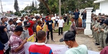 Unjukrasa di depan kantor Bupati