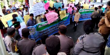 Aksi di halaman Kantor Wali Kota