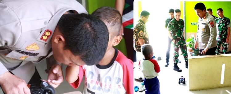 Bocah R bermain mobil remote dan berbisik kepada Kapolres Simalungun