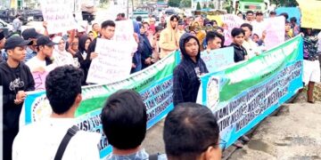 Demo di depan kantor Bupati