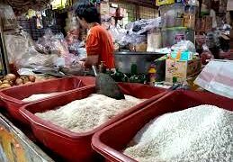 Jual beras di pasar tradisional