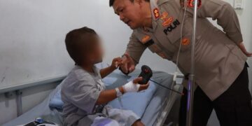 Kapolres Simalungun berbincang akrab dengan  bocah malang yang diberikan mobil remote