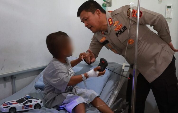 Kapolres Simalungun berbincang akrab dengan bocah malang yang diberikan mobil remote