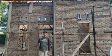 Mariahman di depan rumahnya