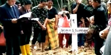 Melakukan ibadah di lokasi longsor