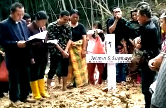 Melakukan ibadah di lokasi longsor