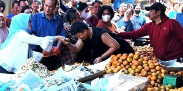 Pedagang jeruk menyalam Wali Kota