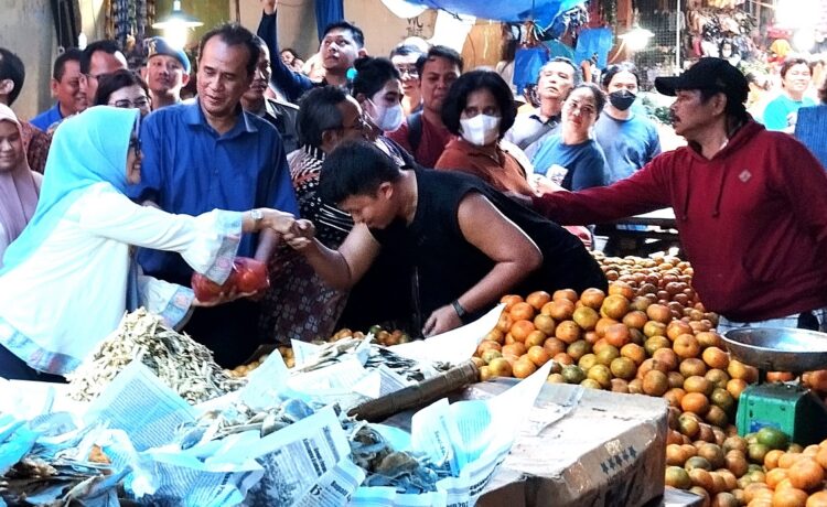 Pedagang jeruk menyalam Wali Kota