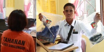 Pelaku saat diperiksa Polisi yang memperlihatkan barang bukti