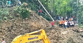 Pencarian korban longsor