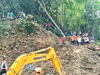 Pencarian korban longsor