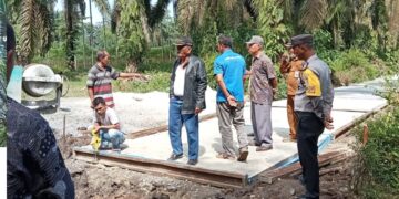 Personel Bhabinkamtibmas di lokasi rabat beton