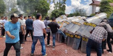 Personel Polres berusaha menghalau massa