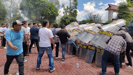 Personel Polres berusaha menghalau massa