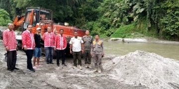 Personel Satpol PP dan Dinas Lingkungan Hidup di lokasi Galian C ilegal