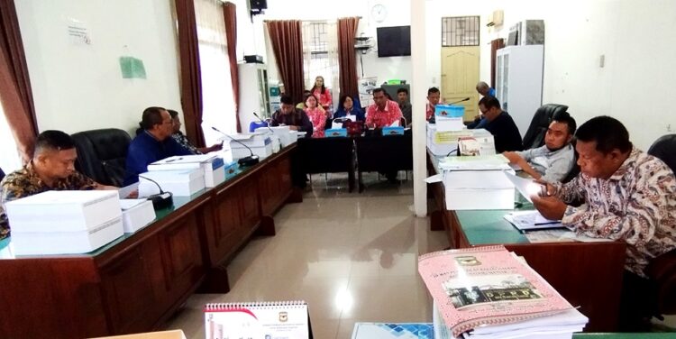 Rapat pembahasan Ranperda Lambang Daerah di Komisi I