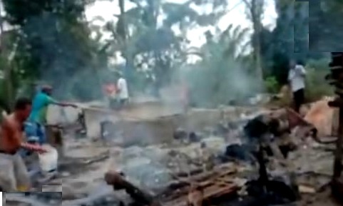 Rumah yang terbakar setelah api padam