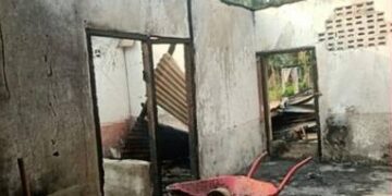 Rumah yang terbakar tinggal puing