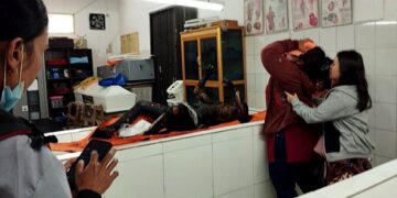 Sang istri tak kuasa melihat jasad suami di ruang jenazah