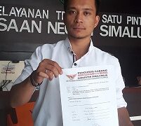 Swandi Sihombing perlihatkan laporannya