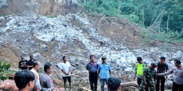 Pencarian korban di lokasi longsor